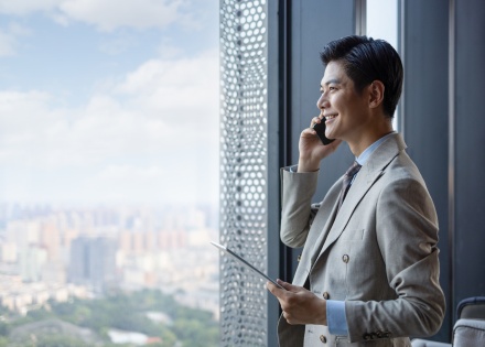 HR manager discussing payroll tax in China on the phone