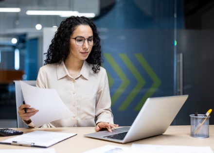Global hiring manager researching hiring in French Guyana