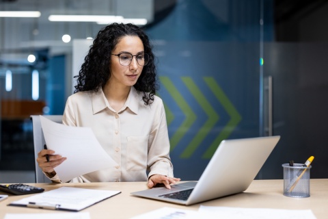 Global hiring manager researching hiring in French Guyana