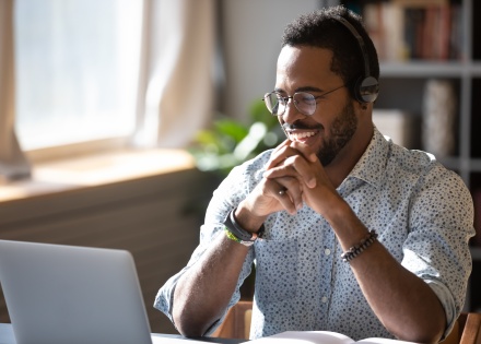 HR manager researching getting work visas in Iraq