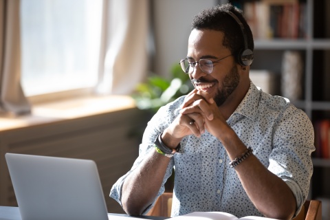 HR manager researching getting work visas in Iraq