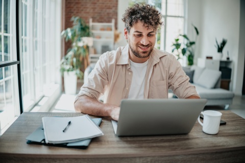 Global HR manager researching how to outsource data analysts