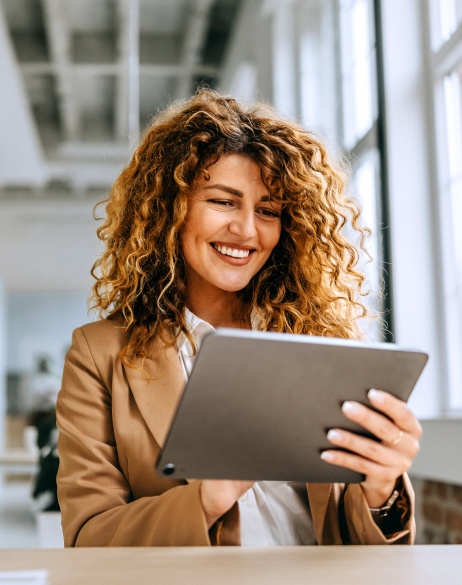 Mujer revisando la estrategia de cumplimiento global en una tableta