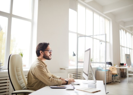 Global HR manager researches how to get work authorization in France