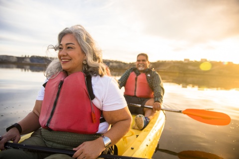 Couple kayaking on a lake together during Aruba’s public holidays