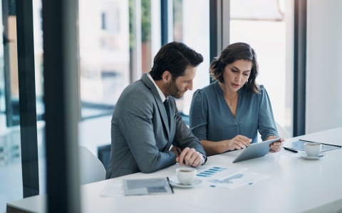 Global HR managers discussing EOR versus traditional hiring