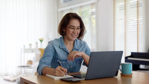 HR manager researching how to get work authorization in Ukraine