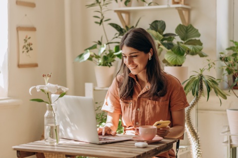 Global HR manager researching how to hire developers in India