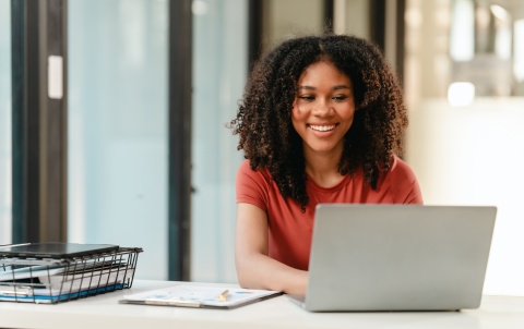 Global HR manager researching payroll tax in Serbia