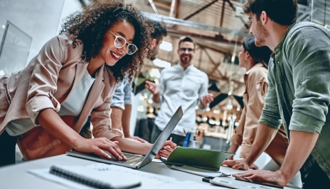 Global HR managers researching the business culture of Iraq